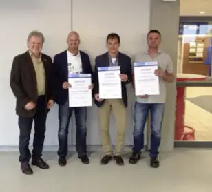 Der Leiter des Energiekompetenzzentrums Würzburg der IHK (Herr Baumgärtner) überreichte den Mitarbeitern der Fa. Dorn Bau AG Herrn Stefan Pröstler (Heizungs-Sanitärmeister), Herrn Thomas Keck (Oberbauleiter) und Herrn Uwe Dorn (Vorstandsvorsitzender) die Urkunden.