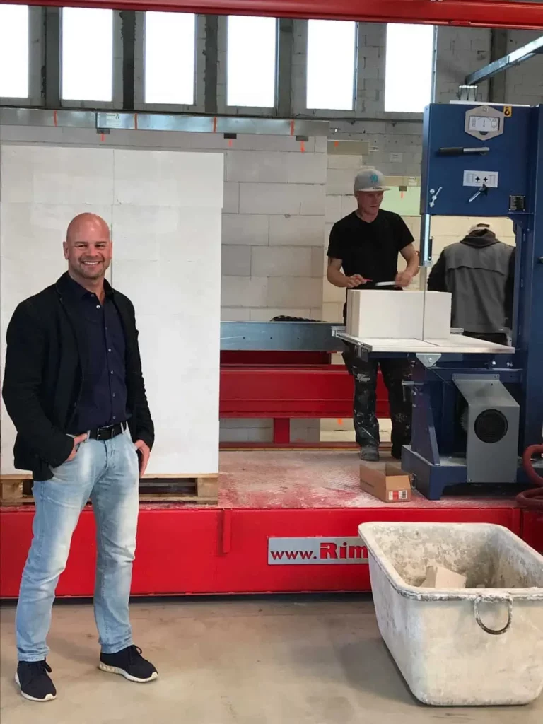 uwe-dorn-mit-der-neuen-maurermaschine-in-unserer-produktionshalle-in-hain