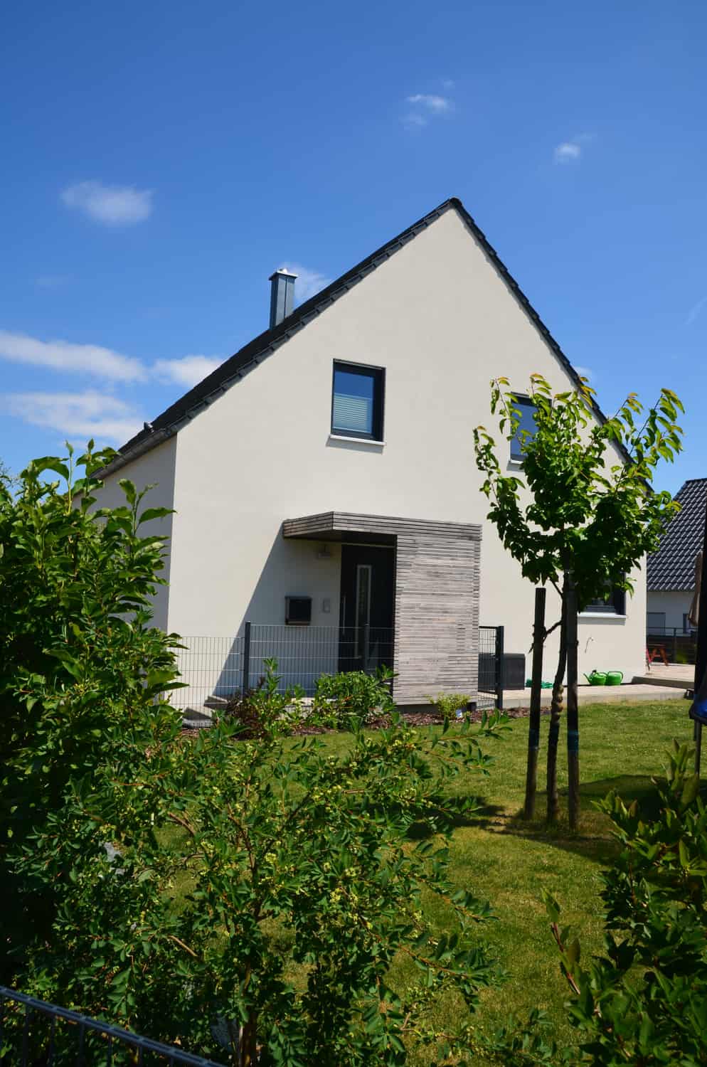 Haus mit Keller, Satteldach und überbauter Garage. Zwerchhausgiebel in Poppenhausen