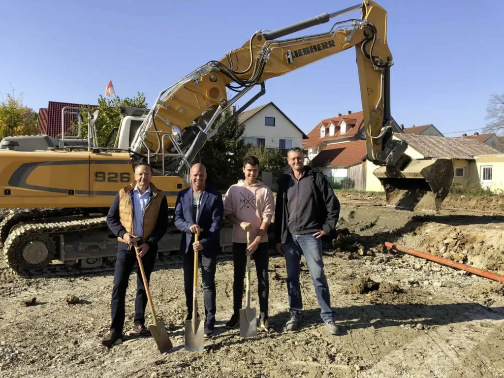 Beim Spatenstich (von links) Bürgermeister Ludwig Nätscher, Bauherr Uwe Dorn, Bauleiter Raphael Dorn und Architekt Jürgen Duba.